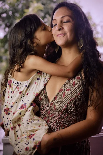 Yendi Love cargando a su hija pequeña